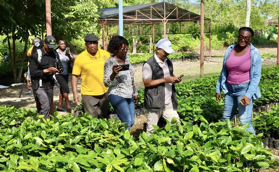 Visite symbolique de Leslie Voltaire au Centre de Germoplasme de Grand-Pré