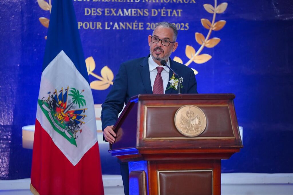 Le gouvernement honore les lauréats nationaux des Examens d’État 2024-2025
