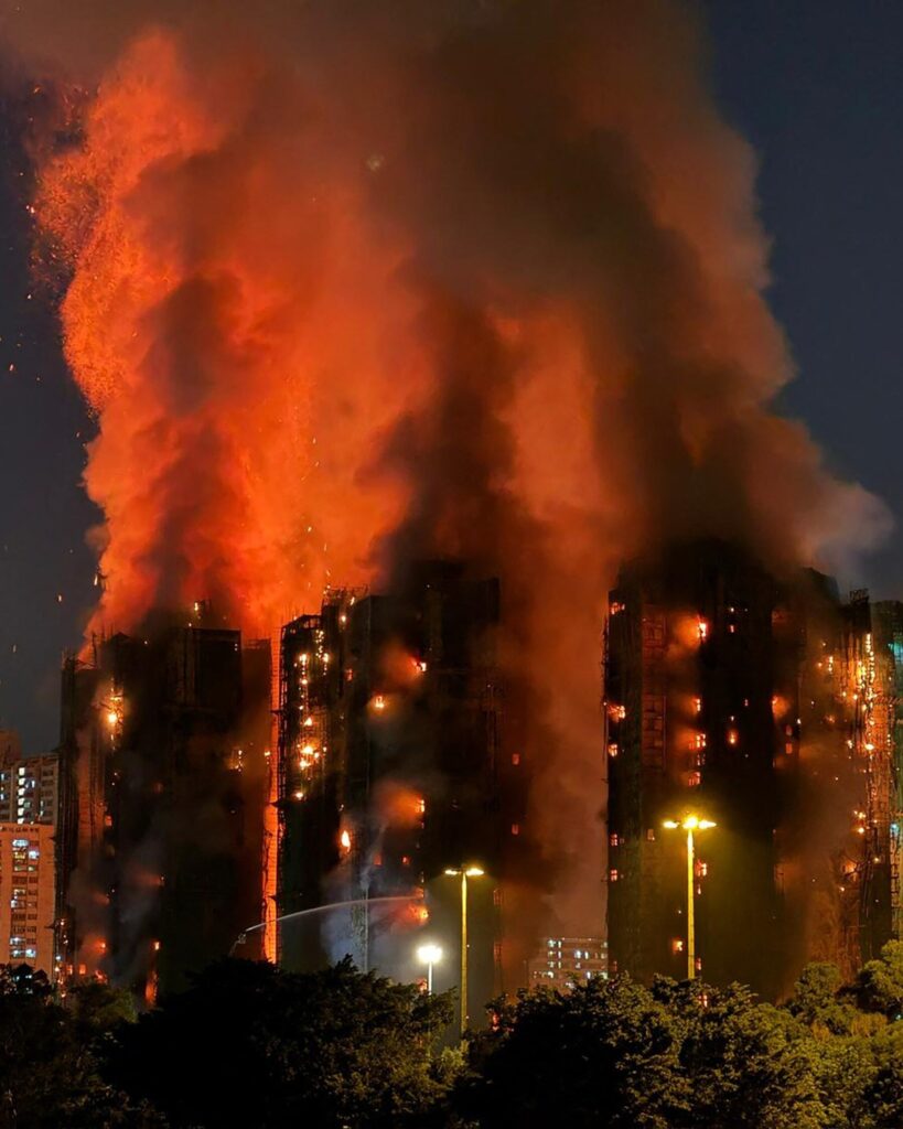 Hong Kong : au moins 14 morts dans un violent incendie, des personnes toujours piégées