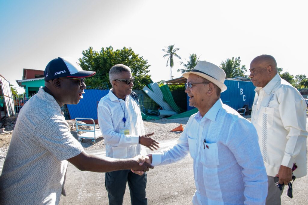 Le Conseiller-Président Leslie Voltaire visite l’aéroport des Cayes et rencontre des organisations de femmes