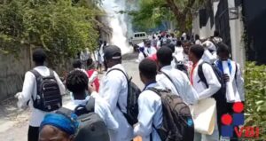 Des étudiants en médecine réclament la réouverture de l’HUEH devant la Primature