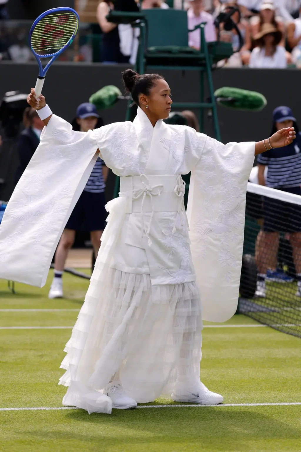 Wimbledon 2026 : Naomi Osaka brille sur le court et séduit avec un nouveau look tout en blanc
